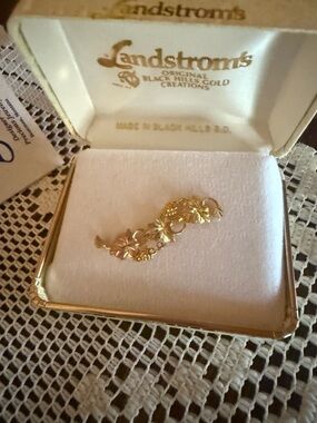 😍Vintage NWB 10K Landstroms Black Hills gold brooch